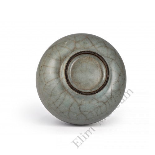 1360 A Guan-Ware Grey-blue crackle glaze deep bowl